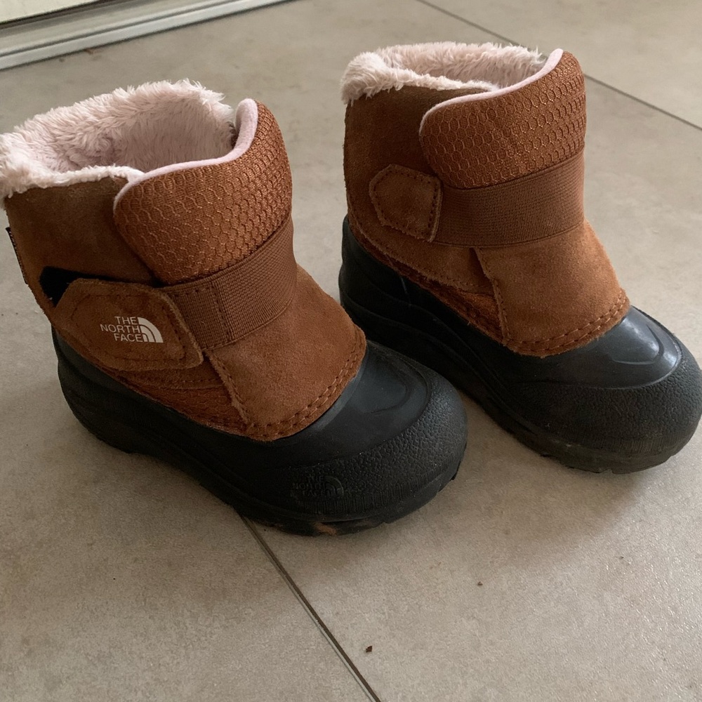 The North Face Alpenglow II toddler snow boots